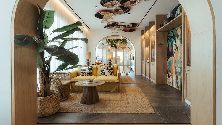 AlmaLusa Comporta — light-filled lobby lounge with woven baskets and local art